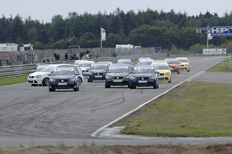 Der var dramatik i starten af løbet for Volkswagen Polo Cup, da Claus Thorsen (hvid bil) blev sendt på tværs og ind lige foran Frank Ludvigsen med et sammenstød til følge. På det tidspunkt havde Jacob Ludvigsen allerede lagt sig i front.
